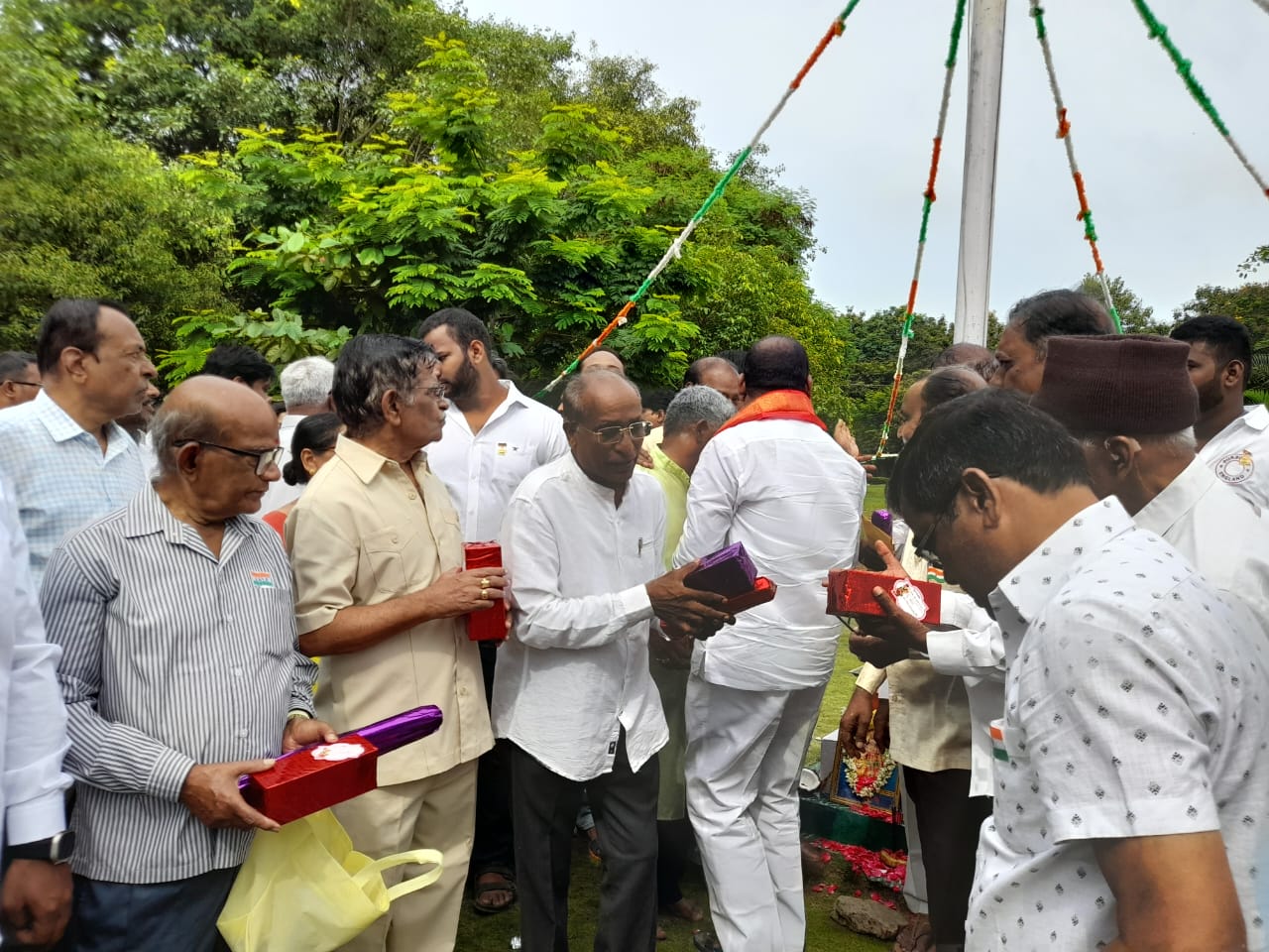 In part of Independenceday celebrations, Chess, Carroms, Reciting Poems, Singing songs, Eka paatraabhinayam, Memory games, Tag and Brand compitition were conducted on 12th and 13th of August 2023 in the premisis of Ramalayam temple,HTC. Prizes were ditributed by Corporator Nagender Yadav Garu